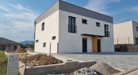 ZU VERKAUFEN - Neubau - Hälfte einer Doppelhaus - Nitra, Janíkovce