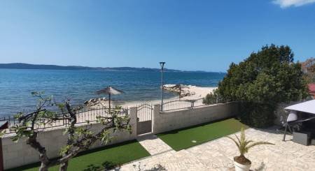 KROATIEN - FAMILIENHAUS IN DER ERSTEN REIHE VOM MEER - BIBINJE KROATIEN - FAMILIENHAUS IN DER ERSTEN REIHE VOM MEER - BIBINJE