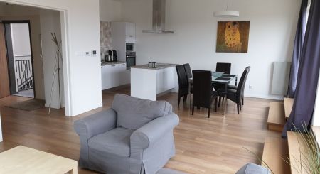 ZU VERMIETEN - 3-Zimmer-Wohnung im Stadtzentrum mit Terrasse - Nitra ZU VERMIETEN - 3-Zimmer-Wohnung im Stadtzentrum mit Terrasse - Nitra