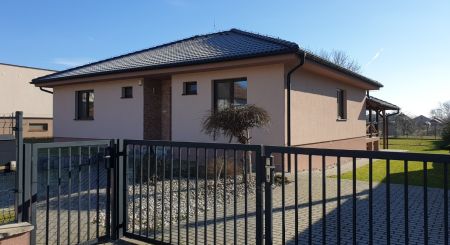 VERMIETUNG - Ein schönes Einfamilienhaus 14 km von Nitra VERMIETUNG - Ein schönes Einfamilienhaus 14 km von Nitra