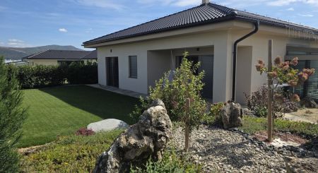 ZU VERKAUFEN - Einfamilienhaus mit schönem Garten - RED OAK, Lužianky ZU VERKAUFEN - Einfamilienhaus mit schönem Garten - RED OAK, Lužianky